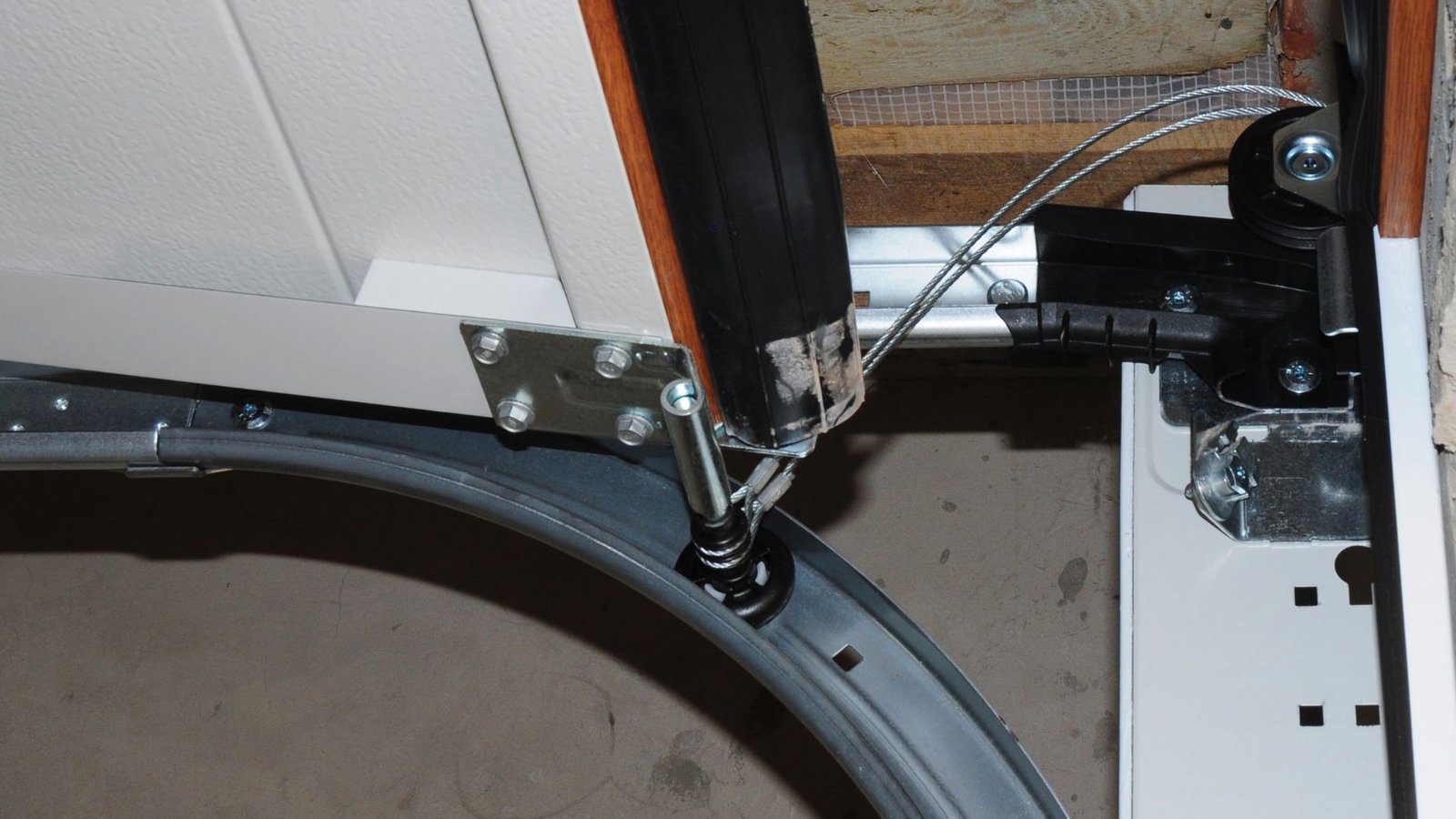 How to Clean Garage Door Tracks the Right Way